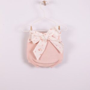 Tapa fralda com laço tricotado em algodão orgânico