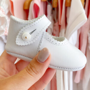 Sapato de botão pele branca Cuquito