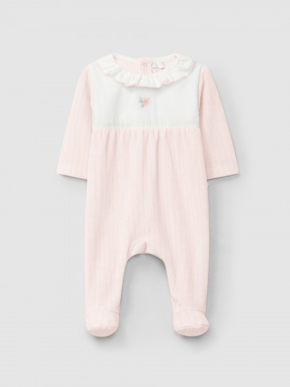 Babygrow em veludo canelado com gola de folho e detalhe bordado