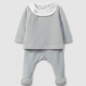 Fato de duas peças em veludo canelado com detalhe bordado na gola