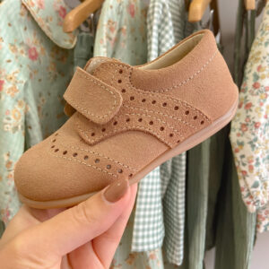 Sapato de velcro e sola fina pele carneira Mania do Pé