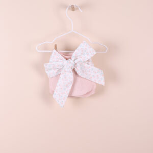 Tapa fralda com laço tricotado em algodão orgânico