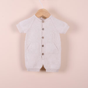 Macacão curto tricotado em algodão orgânico