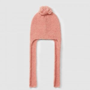 Gorro tricotado com pom-pom e fitas