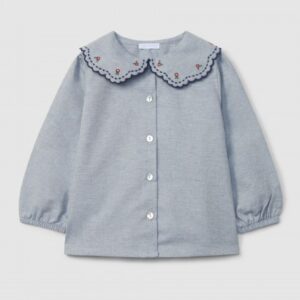 Blusa em vaiela com detalhe de bordado na gola