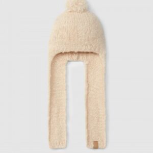 Gorro tricotado com pom-pom e fitas